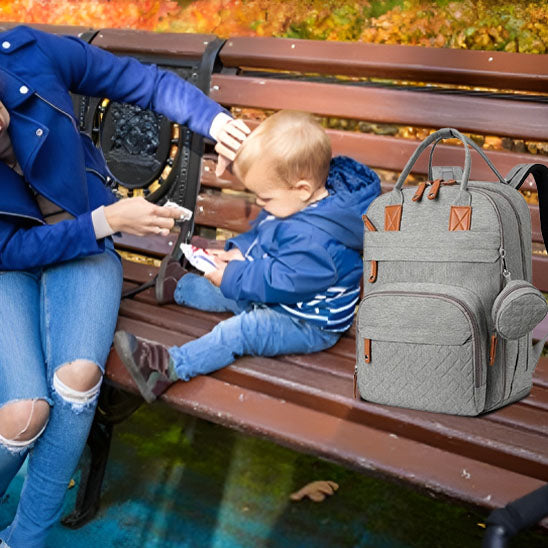 bébé découvre le monde avec sac à dos à langer