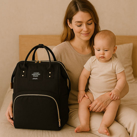 bebe sur jambe de maman avec sac a dos a langer