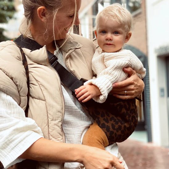 maman bebe vont en balade avec écharpe de portage