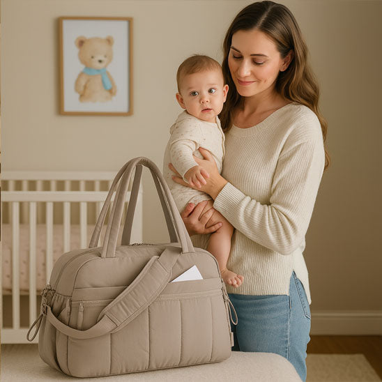 maman et bebe sortent avec sac a langer bebe