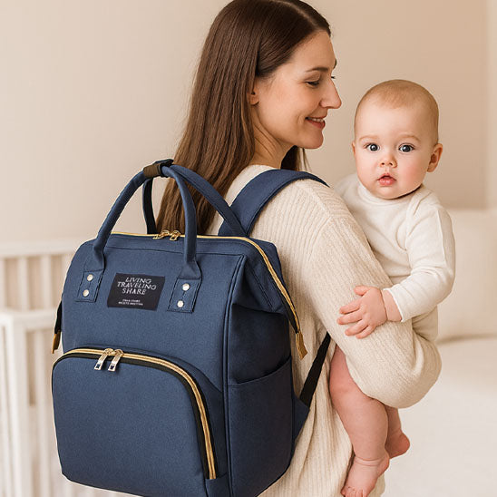 maman souris a bebe en portant sac a dos a langer