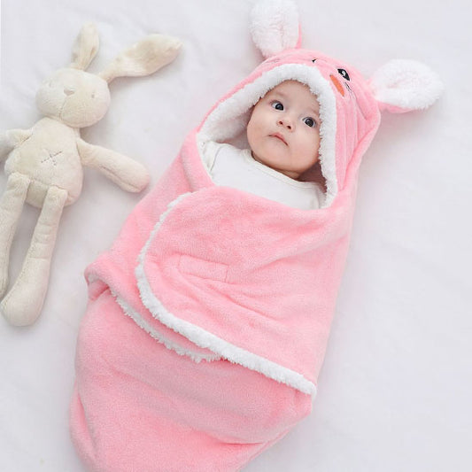 bebe emmailloté dans nid d'ange