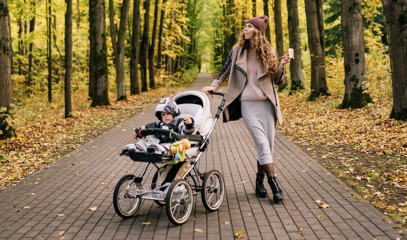 maman au parc avec bebe dans poussette
