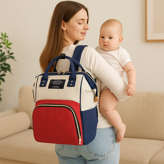 maman porte au dos sac a dos langer en tenant bebe
