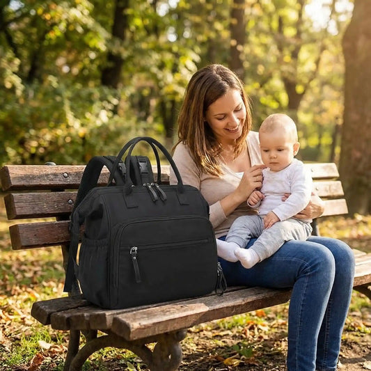 maman-profite-des-sorties-avec-bebe-avec-sac-à-langer-à-dos