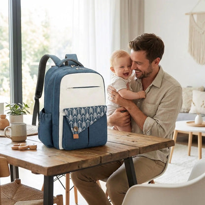 papa-câline-bebe-avec-sac-a-langer-a-dos-déposé-sur-table