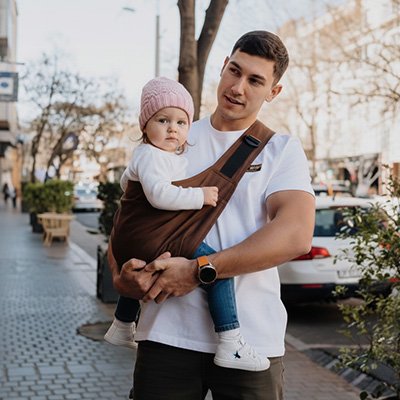 papa porte enfant dans écharpe de portage en ville