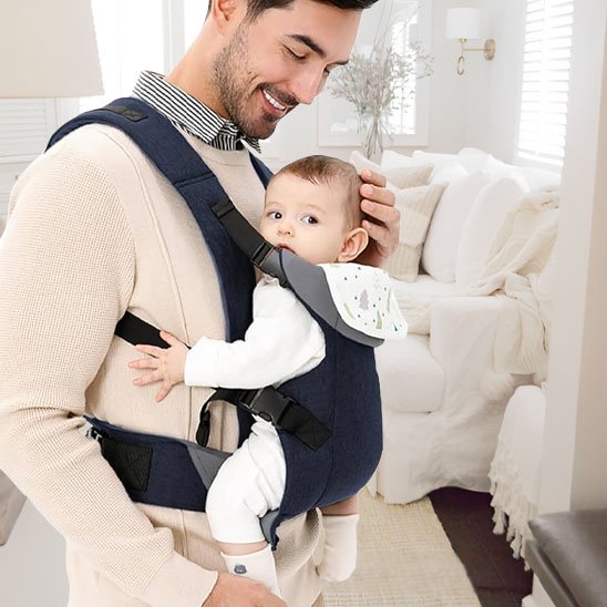 père heureux de porter bebe dans porte bebe ergonomique