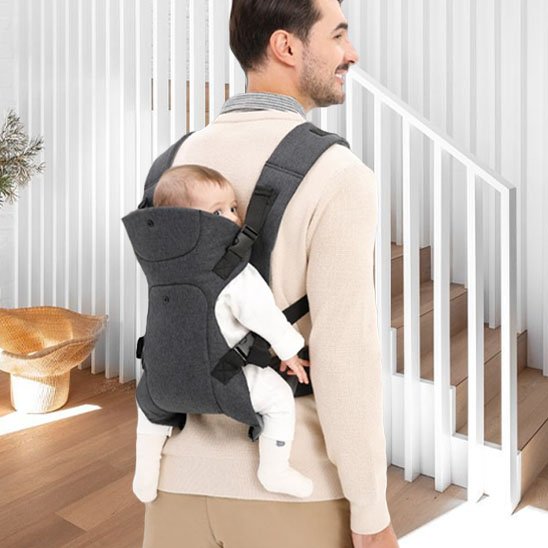 pere porte bebe au dos dans porte bebe ergonomique