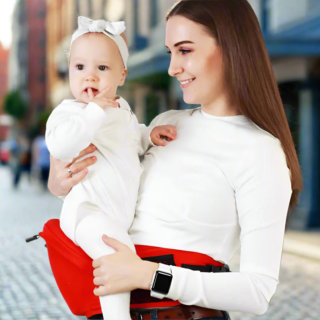 porte bébé maman porte fille sur siege hanche