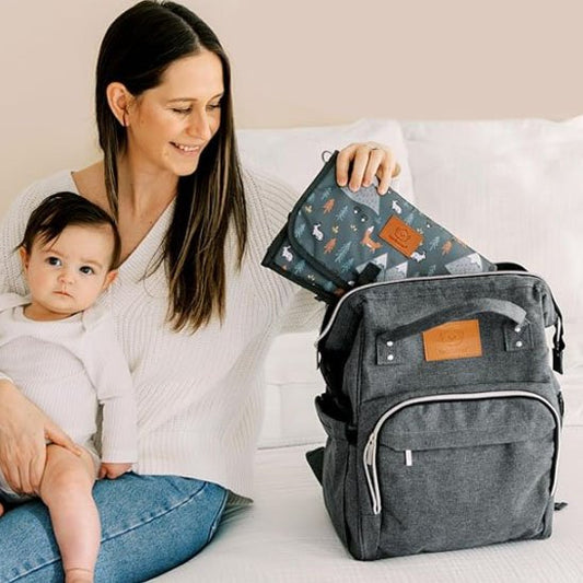 Sac a langer maman range avec bébé sur les jambes et une main